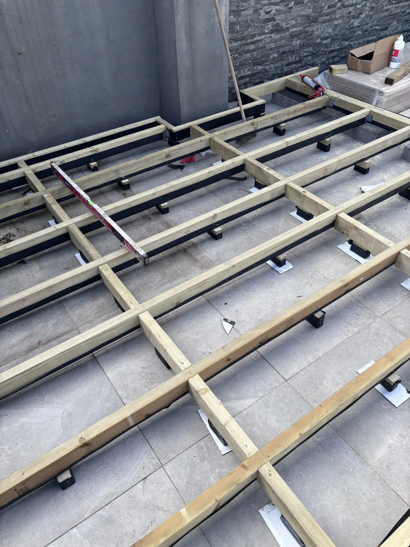 Arden & Oak garden room build — C16 floor joists & noggins
