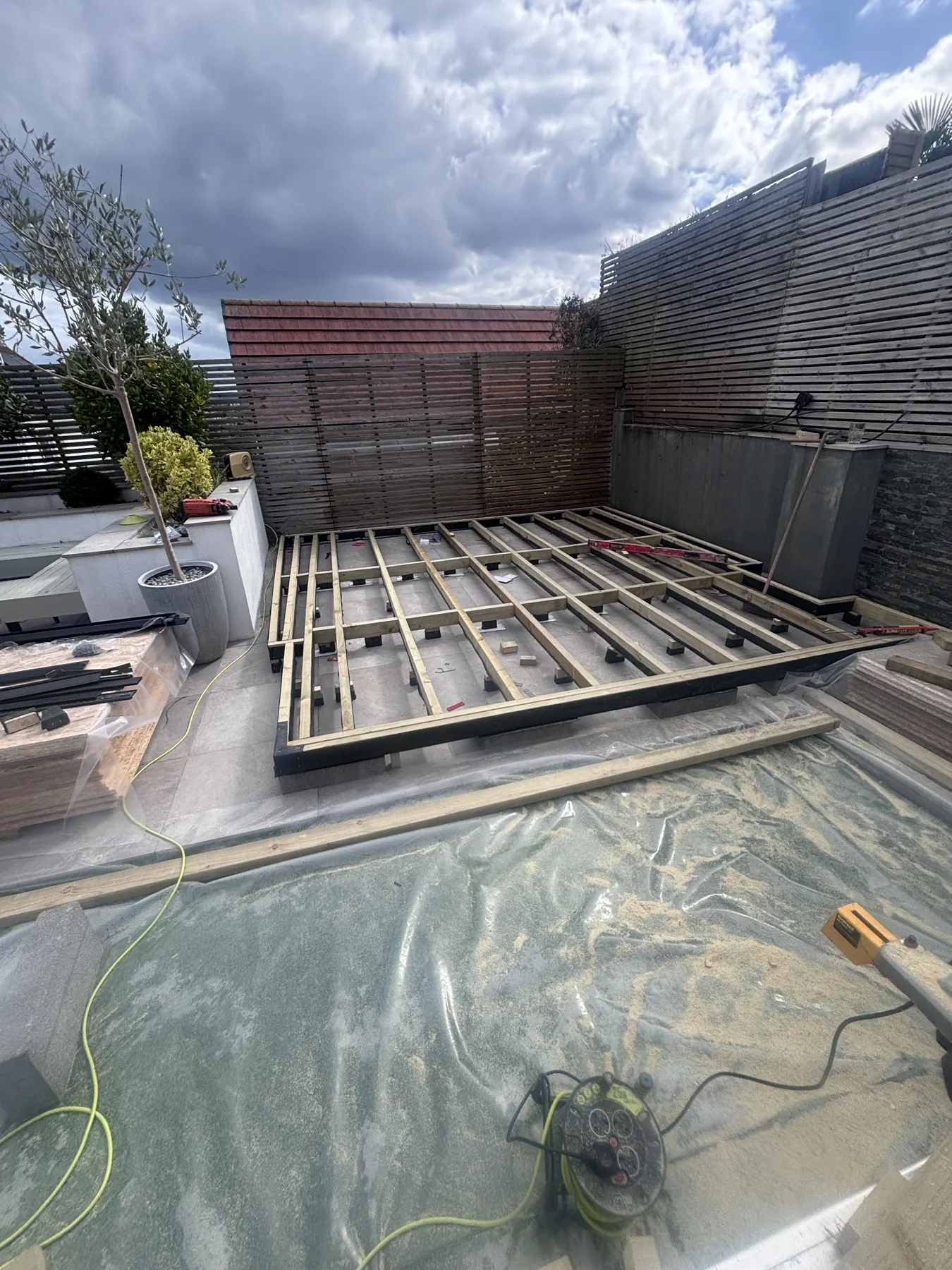 Arden & Oak garden room build — Floor frame levelled