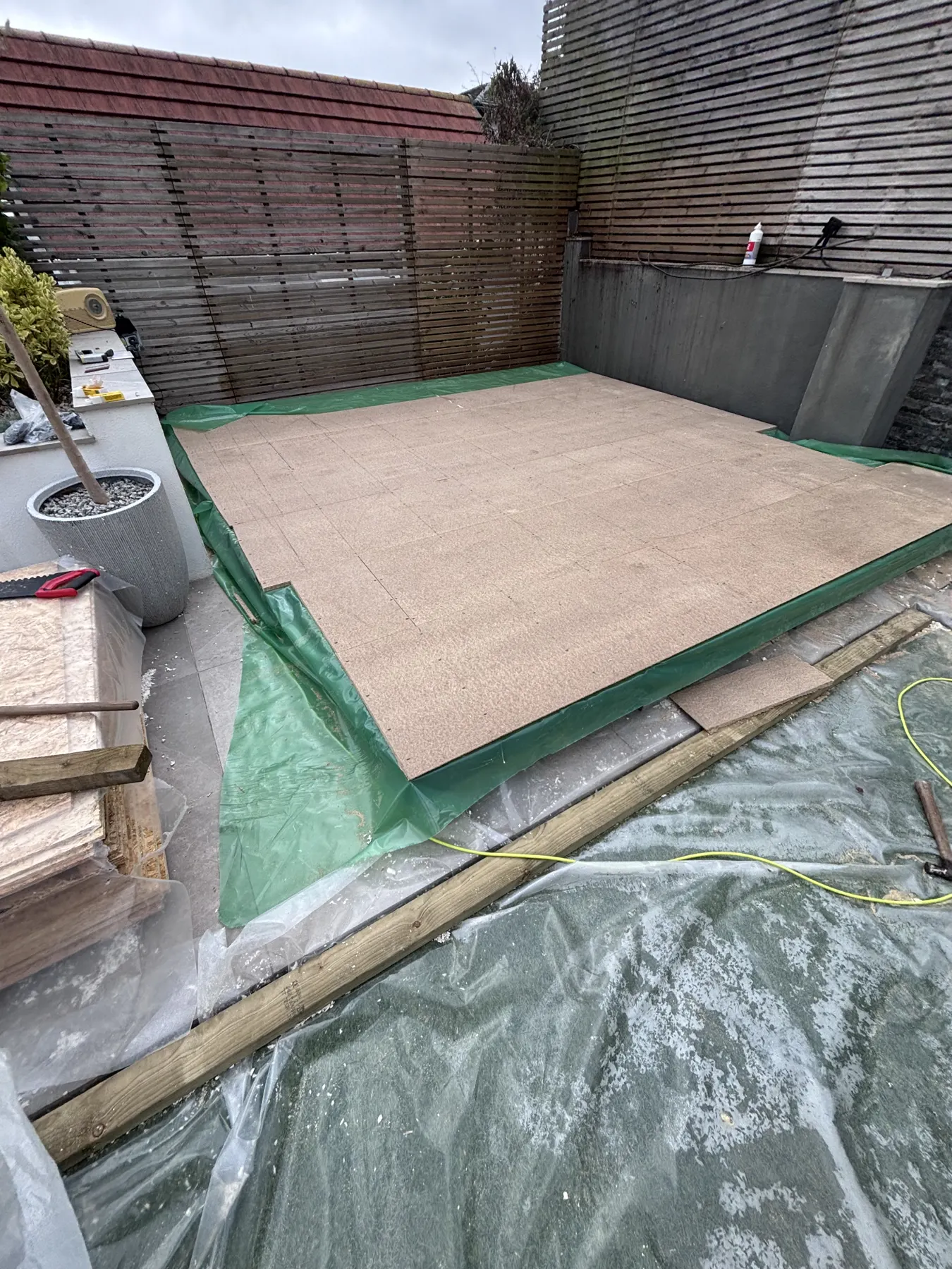 Arden & Oak garden room build — 18mm moisture-resistant deck
