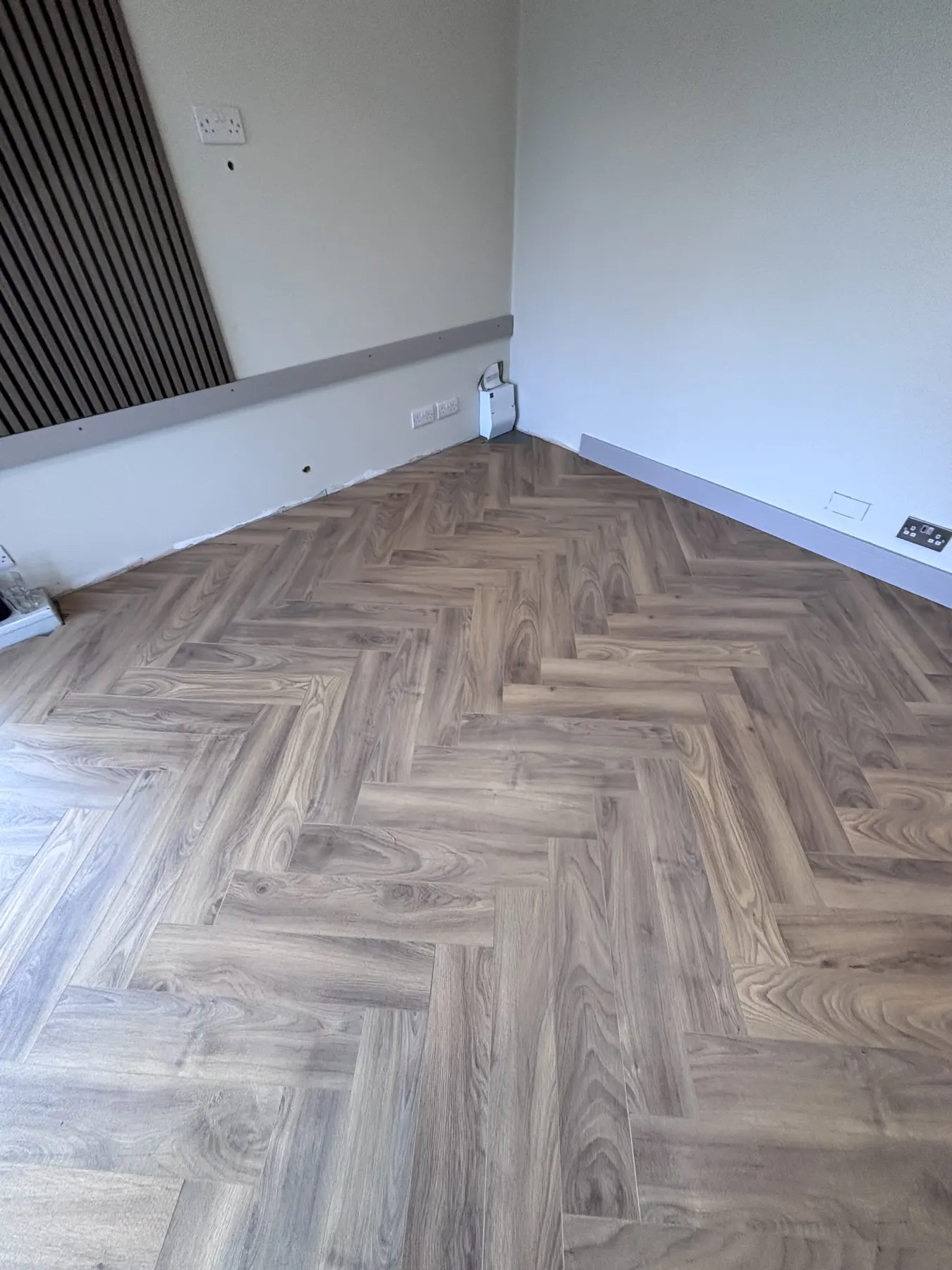Arden & Oak garden room build — Slatted feature wall